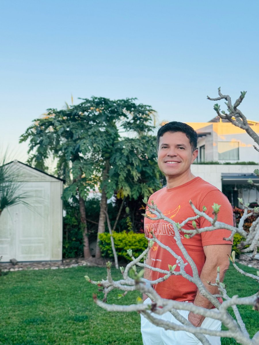 j_medina37's tweet photo. No podemos vivir el atardecer de la vida con el mismo programa que la mañana, pues lo que en la mañana era mucho, en el atardecer será poco, y lo que en la mañana era verdadero, en la tarde será falso"-textos- #carljungquotes 

empezamos Bien la semana♥️ #Feliznoche #finishwork doble toque si tienes libros que no son un adorno de casa. #hastamañana
