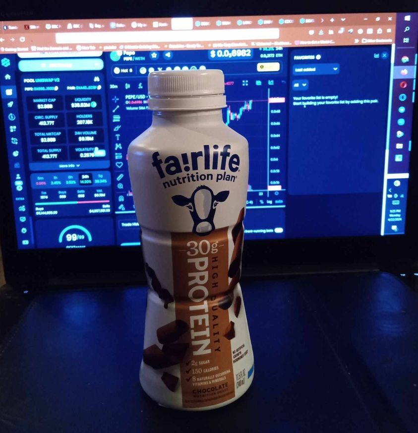OUTTA_FOCUS's tweet image. #CurrentSituation studying charts, and downing my last meal. #Cryptocurrency #DigitalAssets.

FYI: @fairlife is the 💩.  I get the 30 grams of protein, and just ordered the 42 gram version of their protein shakes.  Especially of you're lactose intolerant.