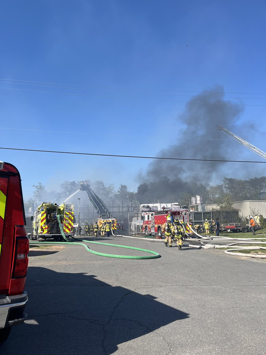 *UPDATE* At ~3:08 p.m. this afternoon, the @LC911ECC began receiving multiple 9-1-1 calls for a reported structure fire in the 100 block of Acacia Lane. Fire & rescue personnel found a large warehouse facility with fire through the roof. MORE: facebook.com/LoudounFireRes… @Chief600KJ