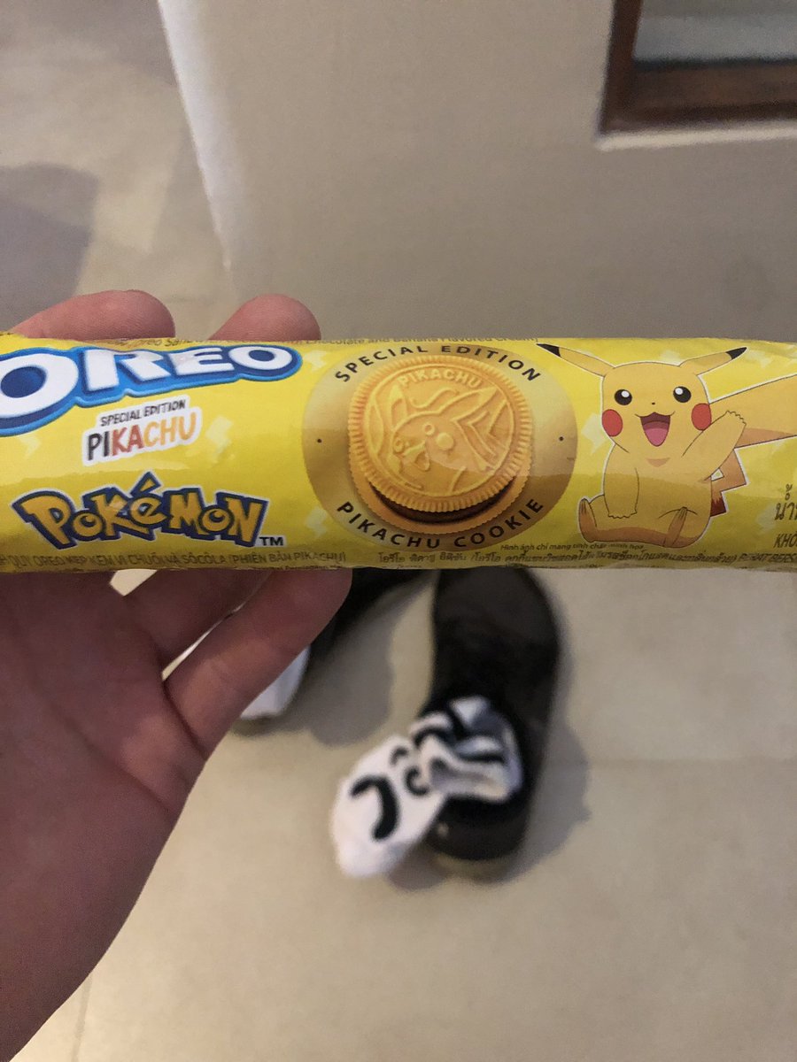 fakejames_'s tweet photo. Chocolate and banana pikachu flavoured oreos go absolutely crazy https://t.co/xZAMh6j1if
