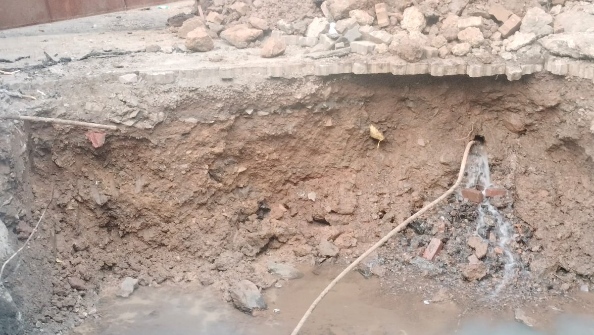 drrrsingh's tweet photo. @mybmc @mybmc @CMOMaharashtra  आर आर एजुकेशनल ट्रस्ट मार्ग पर आर आर स्कूल के गेट के सामने bmc द्वारा रोड पर पुल बनाने का काम चालू है,जिससे स्कूल में आनेवाली नल की पाइप टूट गई है।जिससे स्कूल में पानी आना बंद हो गया है।कृपया अधिकारी गण ध्यान दें व इसे अविलंब दुरुस्त करवाएं। https://t.co/puTaE8c1F3