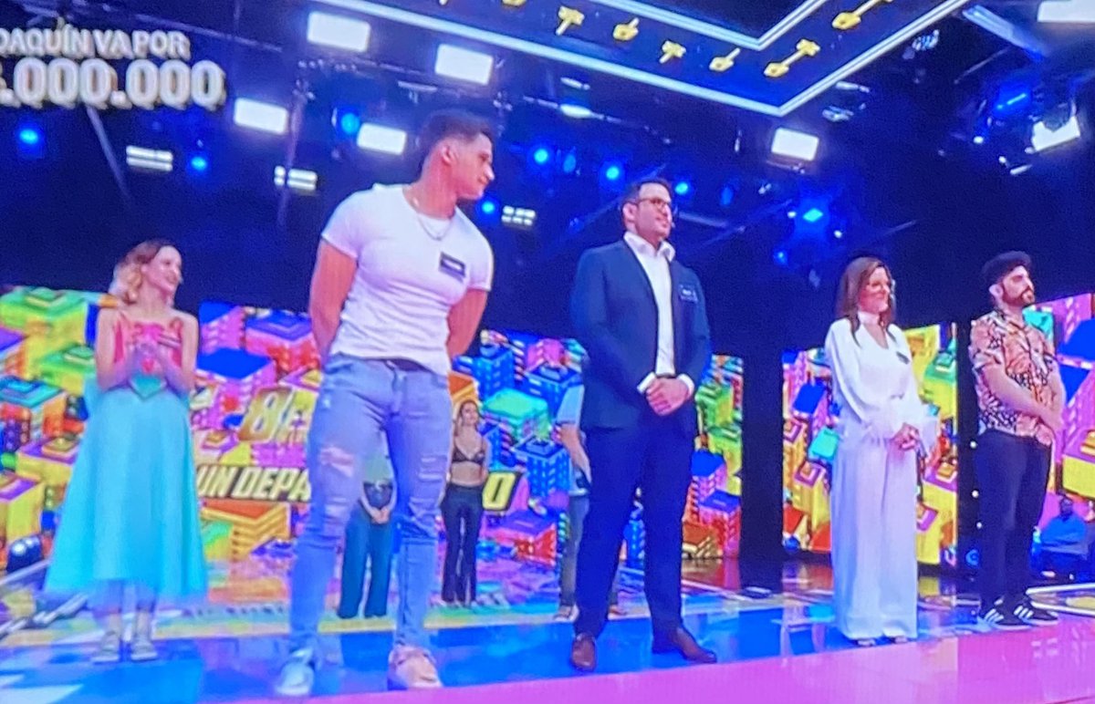 ivanpugnaloni's tweet photo. El stripper que fue a los ocho escalones llevo el CV   @eltreceoficial @elTresTV https://t.co/6cXLLym6j8