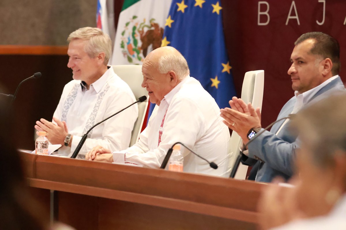 SECTURBCS's tweet photo. 1/2 🇲🇽🇪🇺 #SETUE participó en el encuentro encabezado por el Ejecutivo Estatal, con 16 Embajadores de los 27 países que conforman la @UEenMexico. Este hecho sin precedentes, sienta la bases para el intercambio de experiencias con el @GobBCS https://t.co/TiezcXPXhw