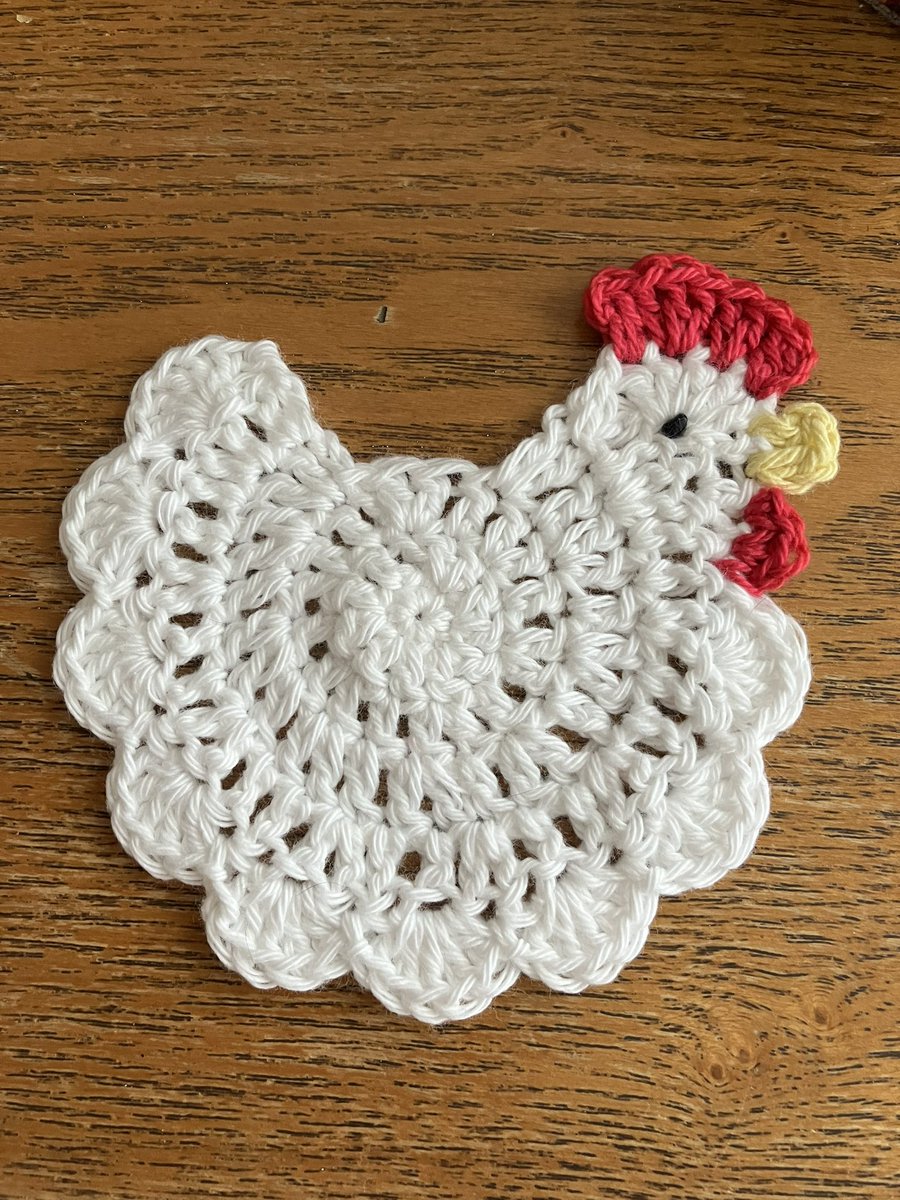 仲良しにわとり♡お団子 フリーパターンのにわとりコースター編みました。明日はボンマルシェ