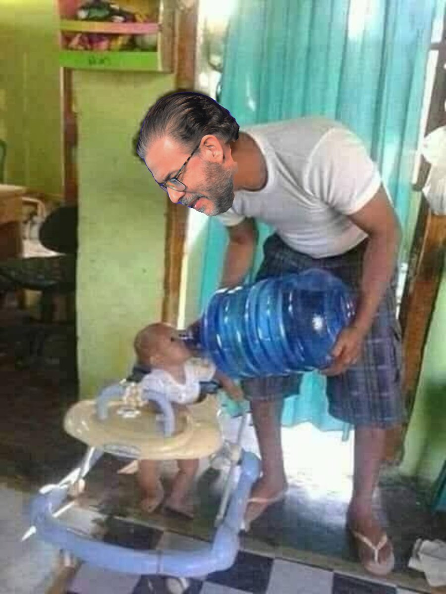 meindigne_'s tweet photo. Indignante la forma con la que Guillermo Moreno le está dando agua de beber a Omar en este debate.

#GuillermoGana https://t.co/wXvKgBbJga