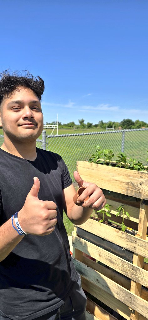 EVillarreal28's tweet image. Happy Earth Day 🌎  Our Environmental and @chsinteract5890 students certified their rain garden as a Schoolyard Habitat  through @NWF and added a few garden beds to start our traditional garden🌱 You&apos;re all invited to the carne asada once our ingredients for Pico de Gallo grow in…