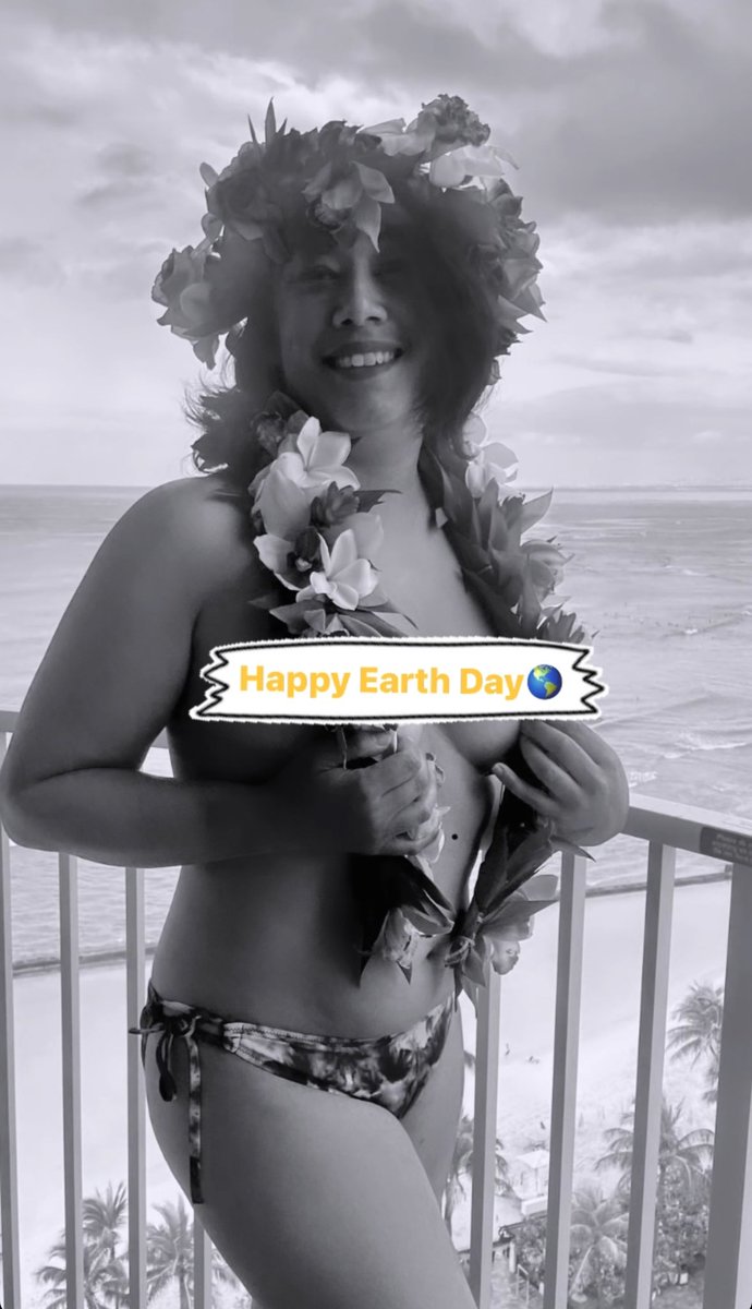 There’s a kind of magic that exists here. I feel it in my mind/body/spirit. So, of course, I chose to share a moment  of naked & unabashed joy in a bespoke lei & flower crown to celebrate Earth Day.🌎#HappyEarthDay #StayWild #Nature #Raven