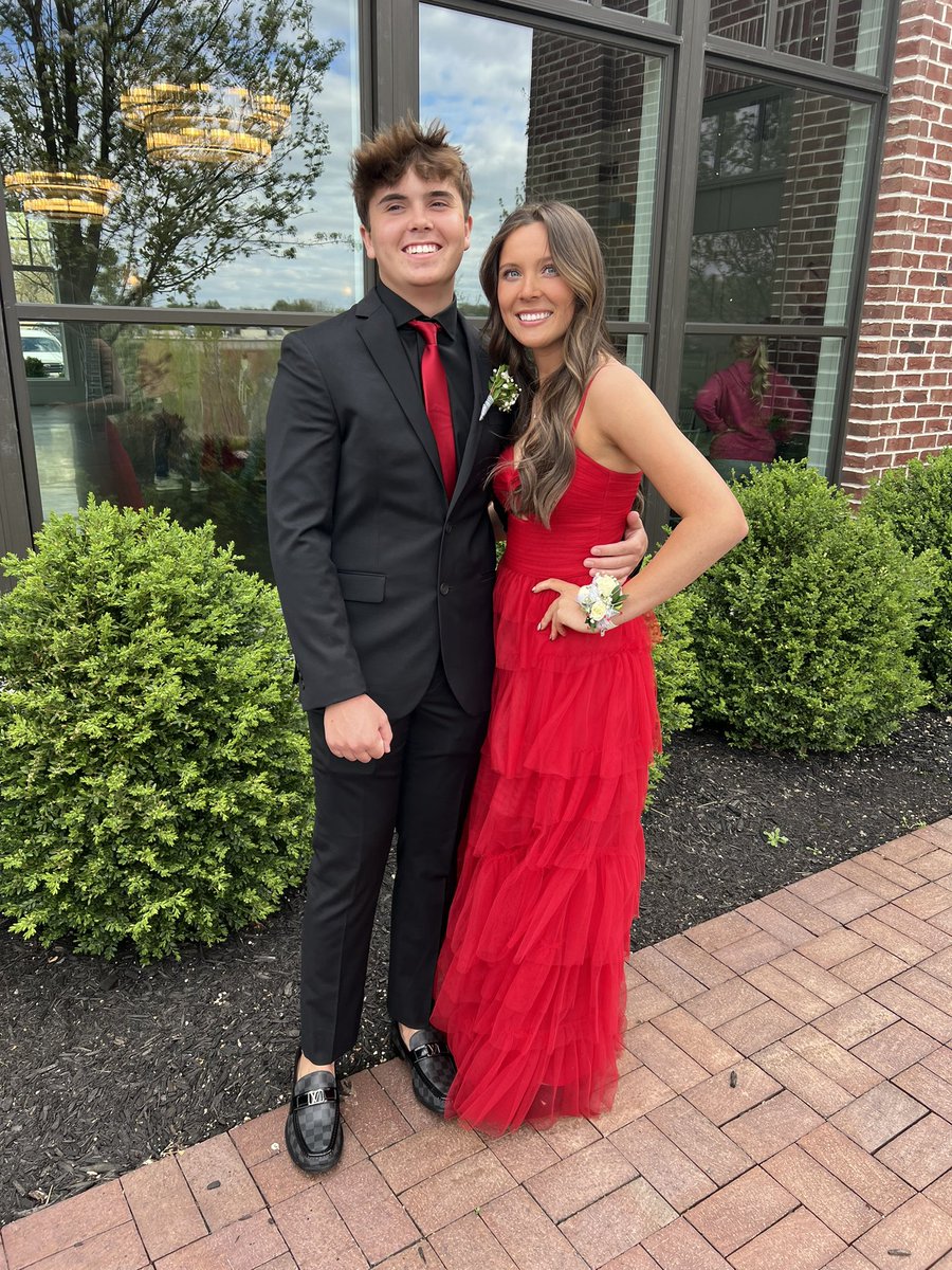 canman2020's tweet photo. They don’t lie when they say they grow up fast #prom2024 #mybabygirl https://t.co/dAktVbWEQY
