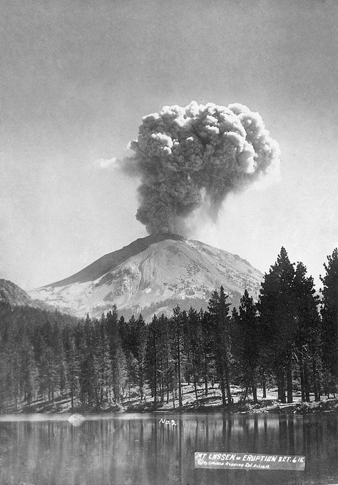 #MountStHelens in '80 | April 22, 1980

As its activity dwindles, the USGS' David Johnston tells the AP that St. Helens may turn out like #LassenPeak in California.

Waking up in May 1914, the volcano took almost a year to produce a magmatic eruption. #geology #volcanoes