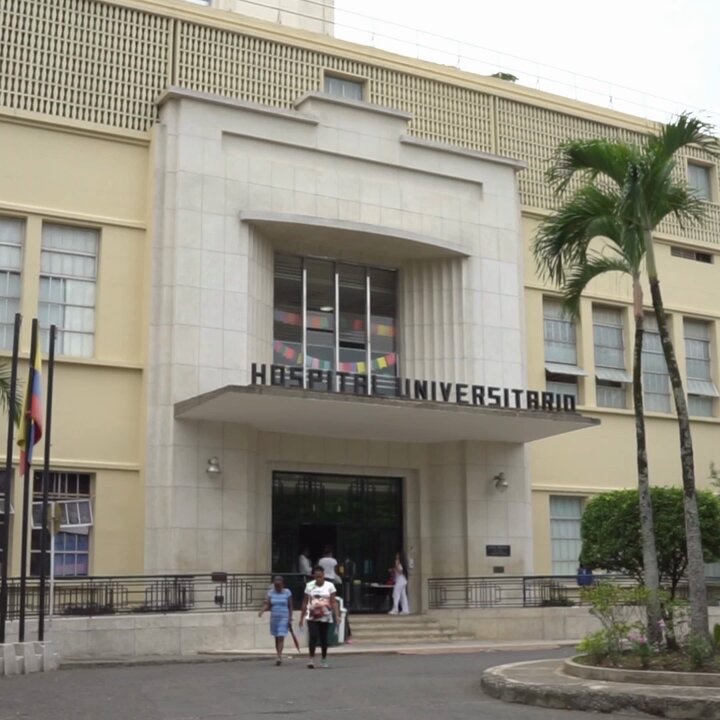 MabelLaraNews's tweet photo. Cuando hablamos de excelencia médica a esto nos referimos.

En el Hospital Universitario del Valle (HUV), Lina Marcela Gómez, con 5 meses de embarazo, se sometió a una cirugía de alto riesgo para salvar la vida de su bebé, quien presentaba una malformación en la columna vertebral. 

La operación duró aproximadamente 4 horas, consistió en extraer el útero de Lina para acceder al bebé y corregir la malformación. Este procedimiento contó con la participación de más de 20 especialistas resaltando el nivel de excelencia de la atención médica en Cali. #CaliPazcifica #BuenasNuevas
@AlcaldiaDeCali @alejoeder @SecTurismoCali
