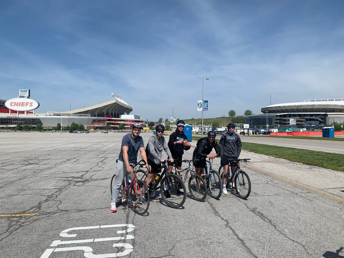 Four seniors and two faculty members spent the day biking 24 miles from Lee’s Summit to Truman Sports Complex and back for the inaugural Bicycling Cardoner Retreat. Beginning with Mass, students then biked in silent prayer, meditated on psalms, and shared hopes for their futures.