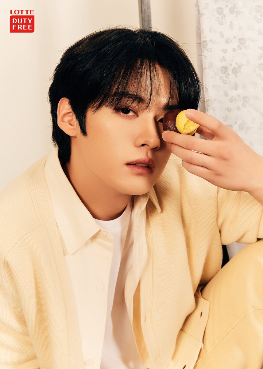 lotteduty_jp's tweet photo. 📸𝘚𝘵𝘳𝘢𝘺 𝘒𝘪𝘥𝘴 𝘕𝘦𝘸 𝘝𝘪𝘴𝘶𝘢𝘭📸
LOTTE DUTY FREE × SKZ 新ビジュアル初公開！
今日は #BangChan #LeeKnow 🐺🐰✨
明日のポストもお楽しみに...

#StrayKids #ロッテ免税店銀座 #LOTTEDUTYFREE https://t.co/5YuCwMswwv