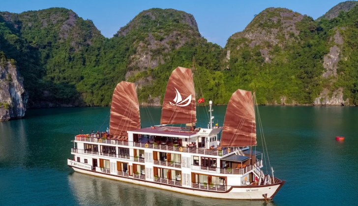 MilaLux Cruises is one of the first 5-star cruises on #HaLongBay. It is delicately and meticulously designed by a French architect with a steel shell covered in wood. izitour.com/en/blog/milalu…