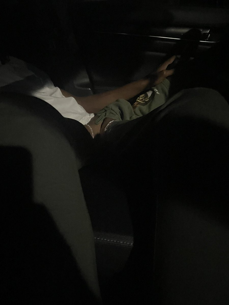 joii_arie's tweet photo. This how clingy i am to my nigga😂 https://t.co/UB5eDsHMvp