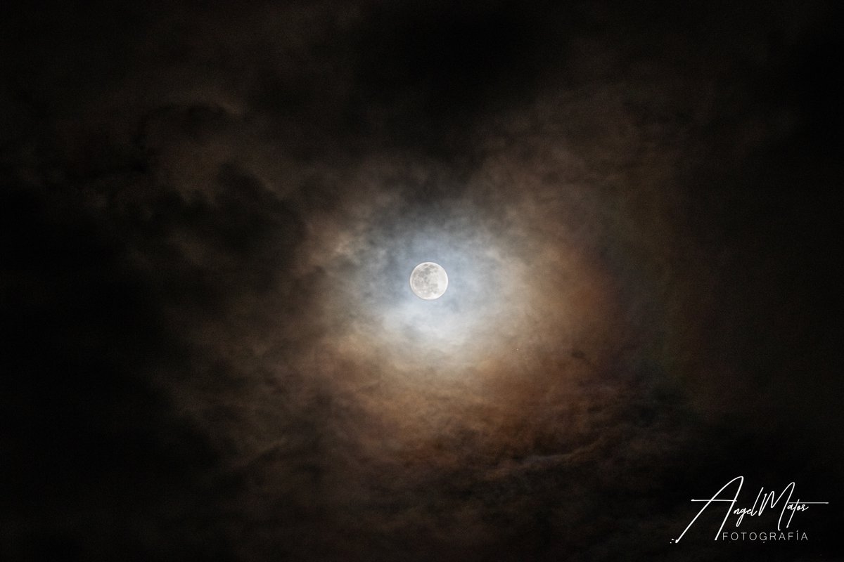 angelmatospoeta's tweet photo. Estaba cansado, pero la Luna estaba demasiado sexy para no fotografiarla; Desde mi casa en Aibonito con mi cámara Canon 80D @DeborahTiempo @adamonzon @EliRobainaTV @CycloforumsPR @nelsonastrofoto https://t.co/2A5uIXrRv3