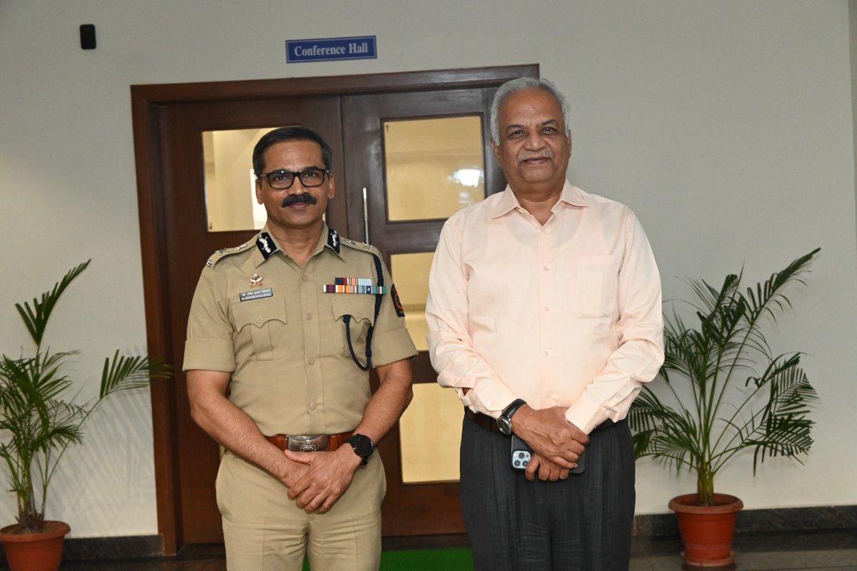 The great meet with the Commissioner of Police, Nagpur, Dr Ravindra Singhal. I have passionate reminiscences of Nagpur as the DCP, SP, Nagpur R, DIG, Prisons and finally the Commissioner of Police.#nagpurpolice #mumbaipolice #maharashtrapolice #maharashtraprison