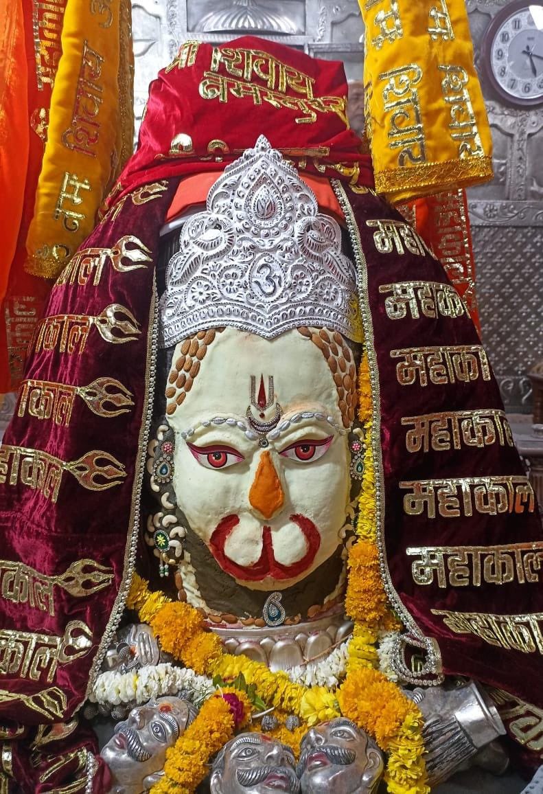 श्री महाकालेश्वर ज्योतिर्लिंग जी के आज के भस्म आरती श्रृंगार दिव्य दर्शन 23.04.2024 आप सभी को हनुमान जयंती की शुभकामनाएं!