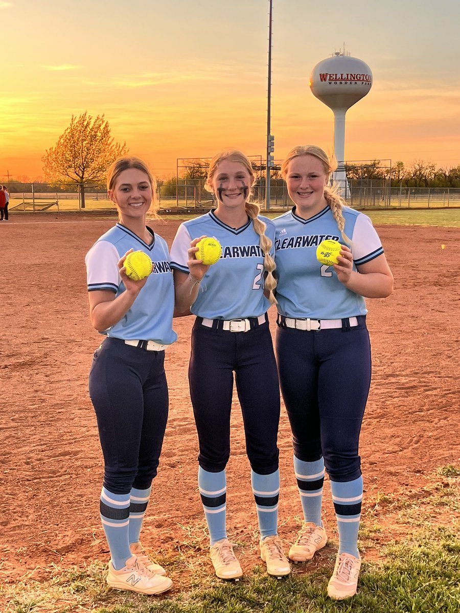 CHS 💣 Squad vs Wellington. Sr Chevelle Porter   So <a href="/madi_clevenger/">Madison Clevenger</a> , Fr <a href="/MakenaHampton2/">Makena Hampton</a> #daddyhacks #minusfive <a href="/sportsinkansas/">Sports in Kansas</a>