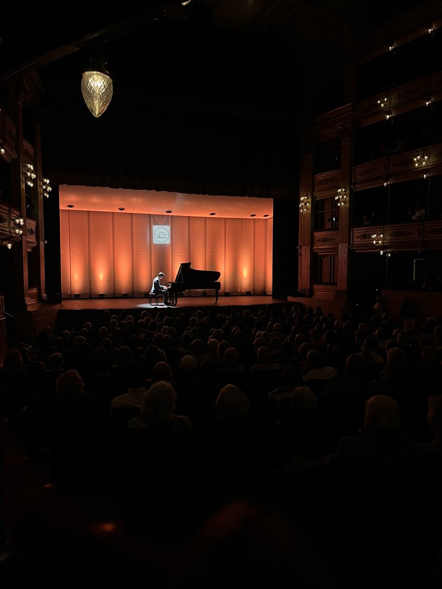 Es claro que la música se aprecia en toda su magnitud en vivo. Pero qué maravilla (estoy absolutamente speechless) escuchar, y ver, las Variaciones Goldberg por el gran @VikingurMusic gracias @CCMusicaUY