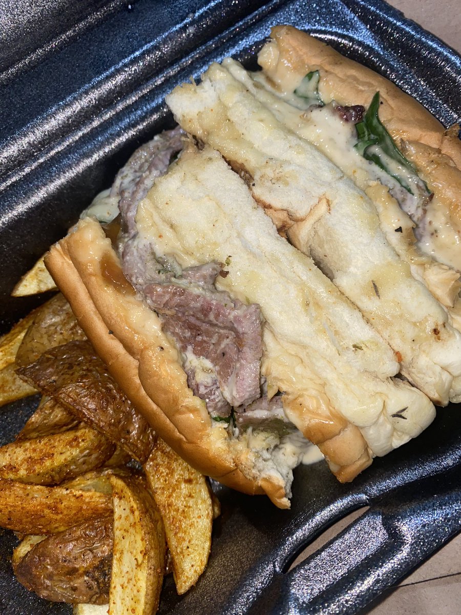 Si pueden háganse el favor de pedir el sándwich de lomo fino de esquina 18, DE NADAAAAAA 🤤😍