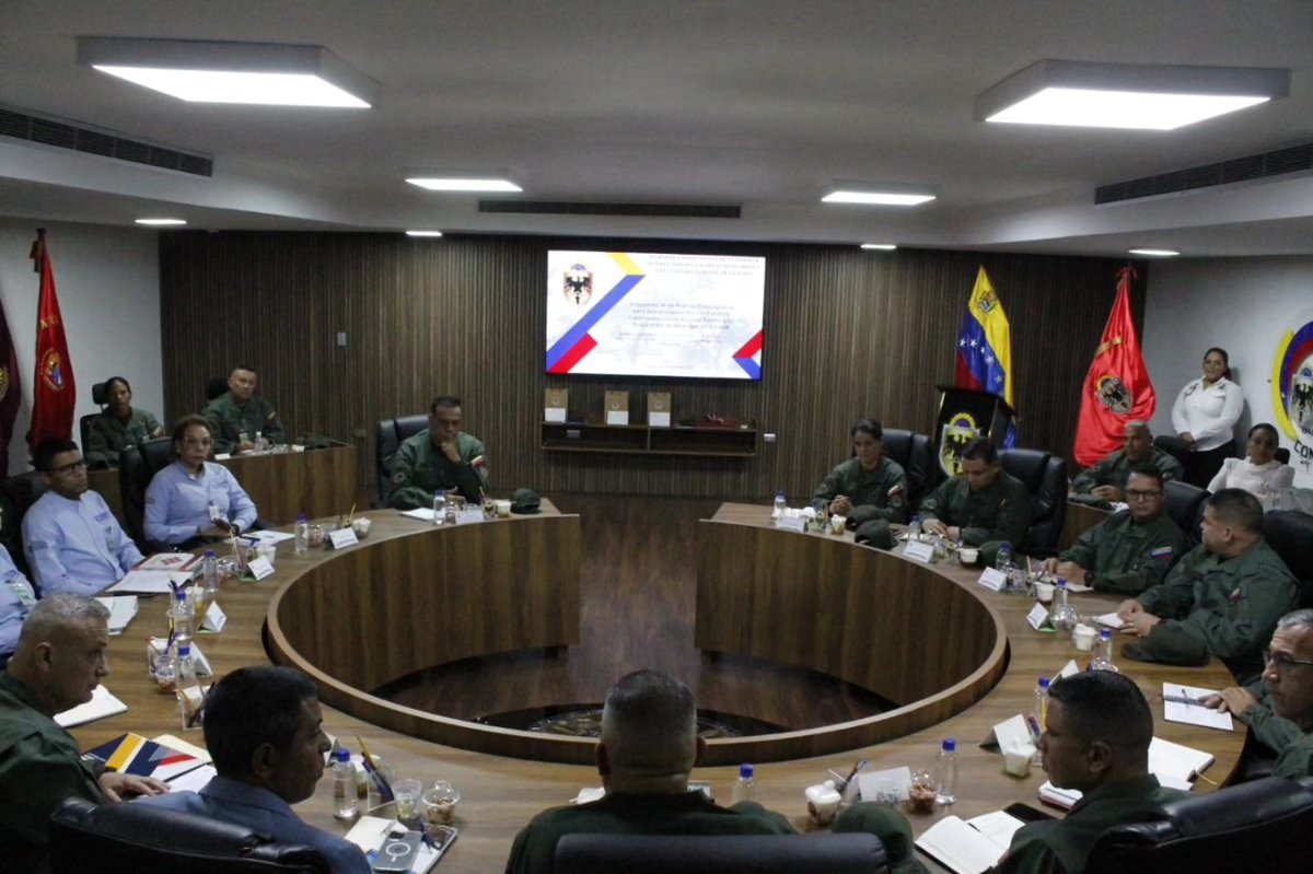 En la CONGEFANB se desarrolló reunión con el Superintendente @sudebip_oficial, Msc <a href="/jimmyojeda79/">Jimmy Berríos Ojeda</a>, Presidente de @camimpeg, VA Ovelio Barrera, integrantes de la Dirección de BP del MPPD y Centralizadoras de de la #FANB, encuentro donde se planteó propuesta en Bienes Públicos.