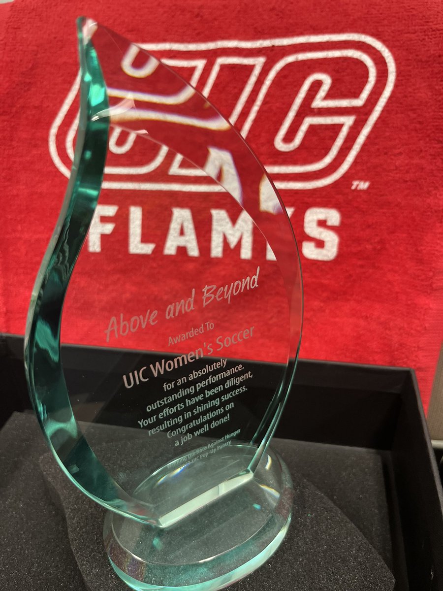 David1Madsen1's tweet image. Congratulations to Julia Thomson (Rising Flame), Makenna Maloy (Fall Sport MVP), Trish Georgiou (Performance of the Year) and to @UIC_WSOC  for helping “Win the race against Hunger.” Very Proud of your accomplishments and the hard work it took to earn these!  #GoFlames #Sparkys