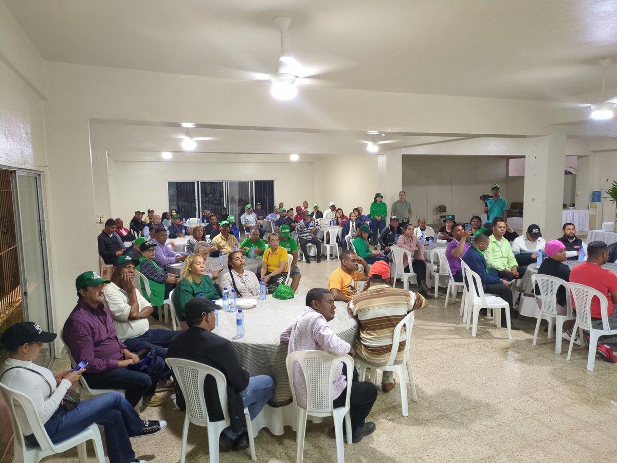 EuclidesLaVega's tweet photo. Ahora estamos en un encuentro de dirigentes de La @FPcomunica del municipio de Constanza, presidido por el próximo diputado por la circunscripción No.2, Rafa Collado y quien escribe el próximo senador de La Provincia de La Vega. #euclidessegurosenador. https://t.co/acwBxuthhy
