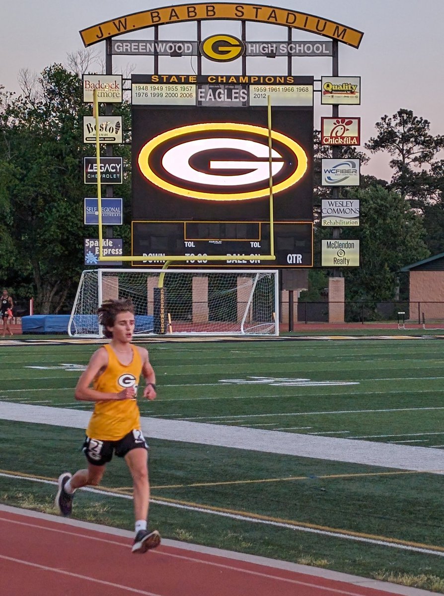 jfenndmd's tweet image. I caught this picture of Charlie tonight in the 3200. Go Eagles 🦅 #RepTheG