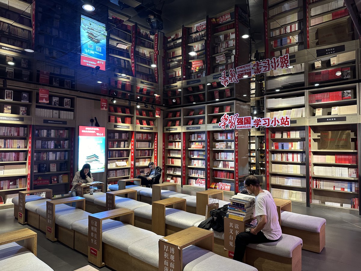 【World Book Day: Visiting Qujiang Bookstore in Xi'an, China】As a new cultural landmark of Xi'an,Qujiang Bookstore  is the first multi-faceted reading experience center in Northwest China, with  over 600,000 volumes of book collection. #LiteraryChina@iLiaoning