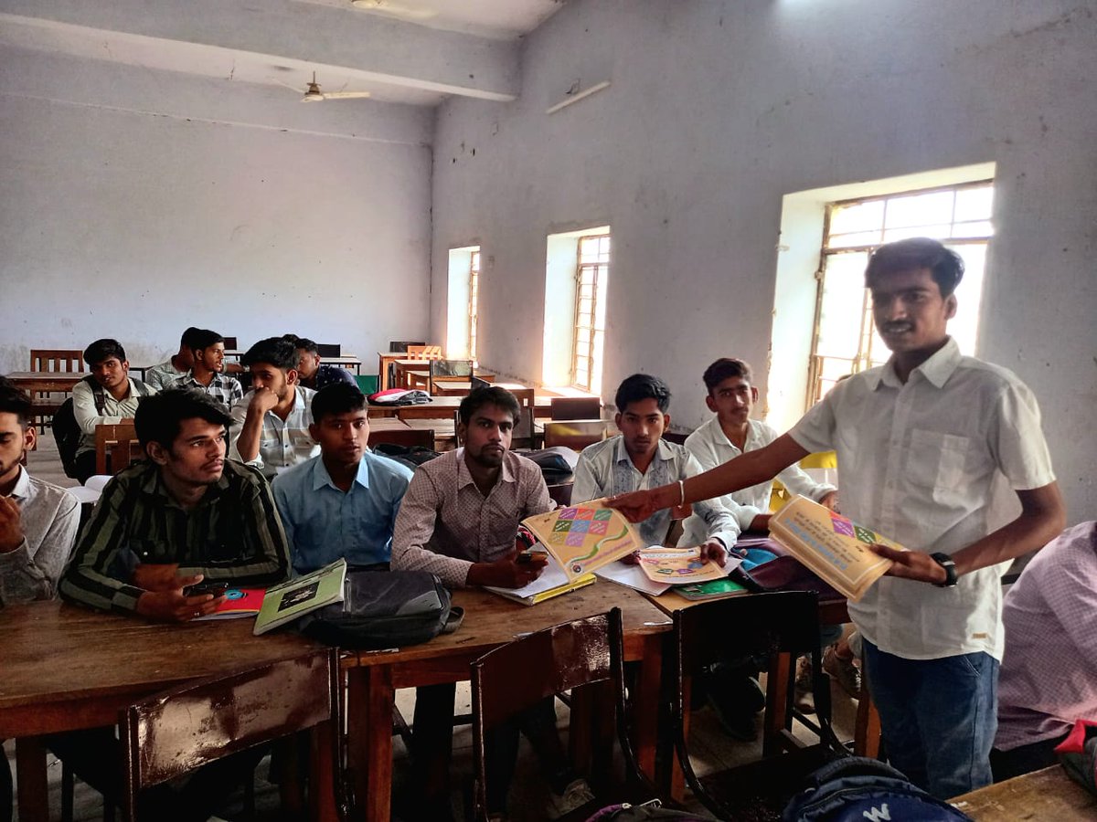 kesari_sitaram's tweet photo. #ABVP_chittorgarh
अभाविप पॉलिटेक्निक कॉलेज इकाई के छात्रों को आगामी  लोकसभा चुनाव को लेकर अपने अपने नगर  में मतदान के लिए आम लोग को जागरूक एवं  #शत_प्रतिशत मतदान के पत्रक वितरण किए ।
#ABVP_ChittorPrant 
#Abvp_Chittorgarh https://t.co/26zZ9FKXVi