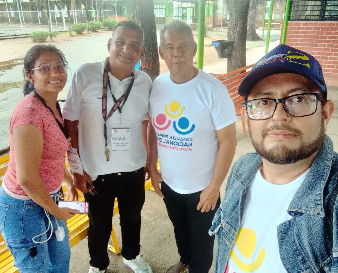 ErikFisico's tweet photo. ABORDAJE: 21 DE ABRIL DE 2024 

Consulta popular nacional 

COMUNAS PAZ Y VIDA

SIMÓN BOLÍVAR 
BARINAS
Equipo guía en el centro electoral https://t.co/Blb0Fx1oci