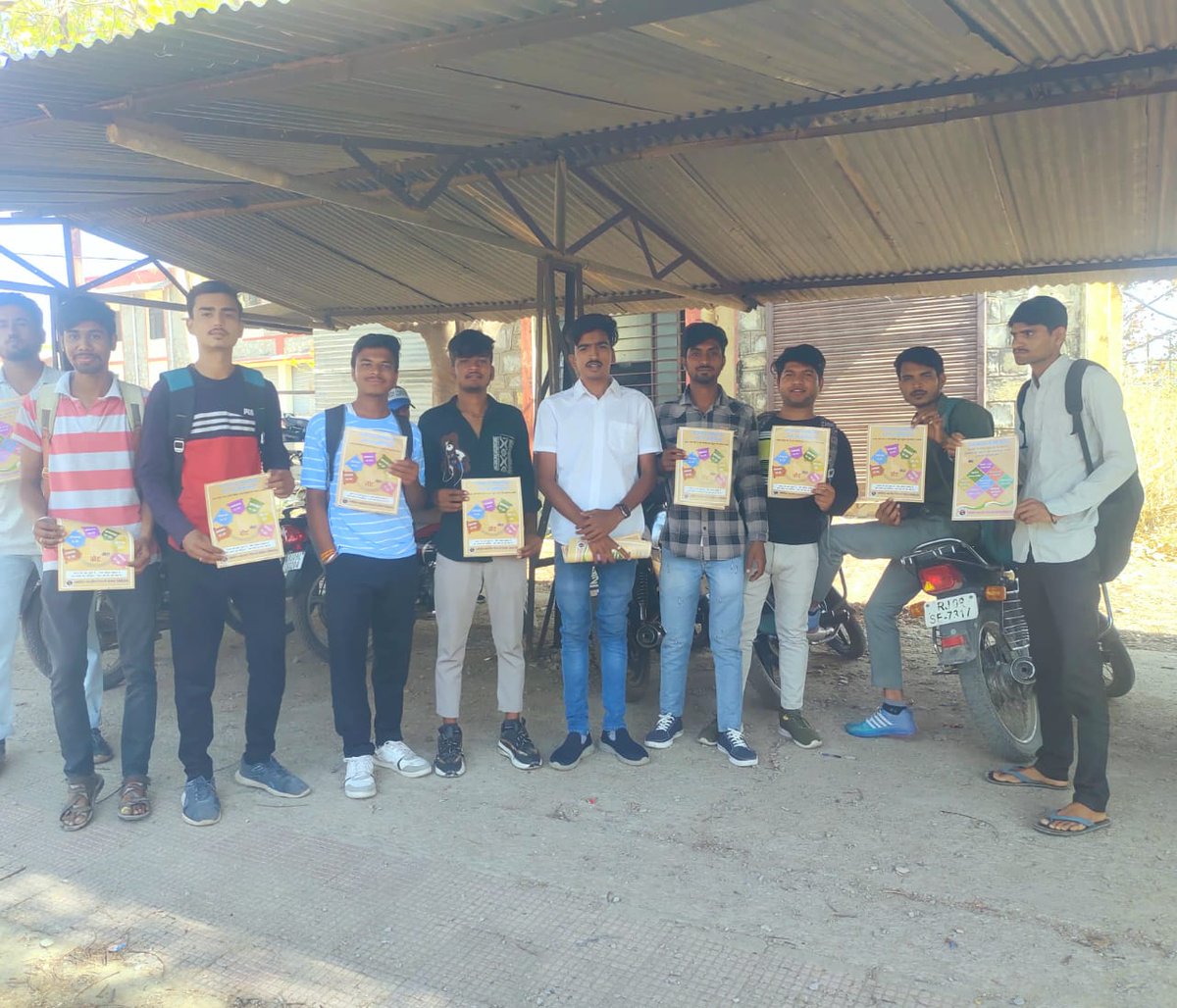 kesari_sitaram's tweet photo. #ABVP_chittorgarh
अभाविप पॉलिटेक्निक कॉलेज इकाई के छात्रों को आगामी  लोकसभा चुनाव को लेकर अपने अपने नगर  में मतदान के लिए आम लोग को जागरूक एवं  #शत_प्रतिशत मतदान के पत्रक वितरण किए ।
#ABVP_ChittorPrant 
#Abvp_Chittorgarh https://t.co/26zZ9FKXVi