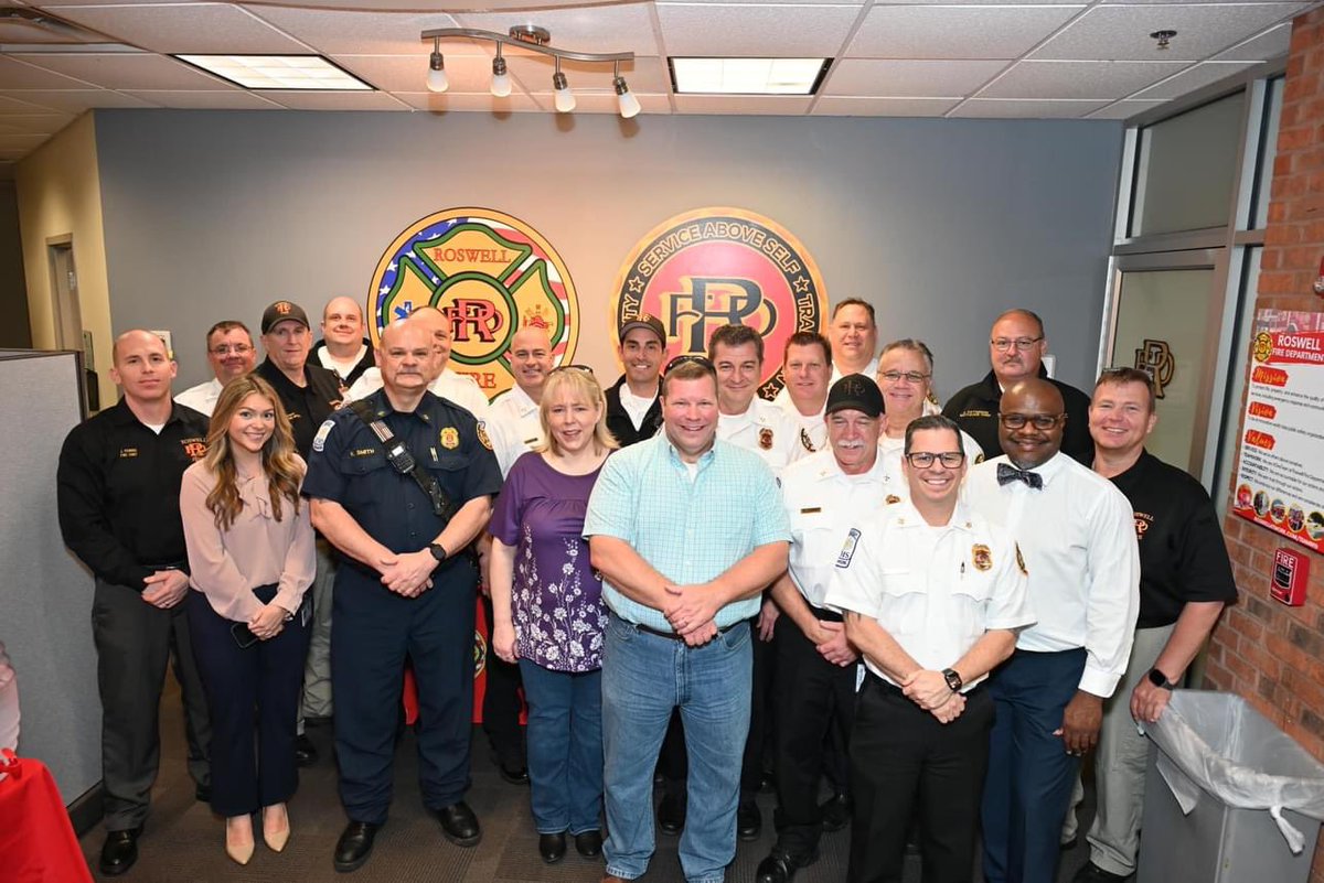 RoswellGAFire's tweet photo. ๐๐ Please join us as we wish a very happy retirement to Firefighter Jason Cantrell! After 25 years of dedicated service with #TeamRFD and an impressive career filled with accolades and life-saving skills, we appreciate all you have done for our community.
#Congratulations https://t.co/GBstkgm8EE