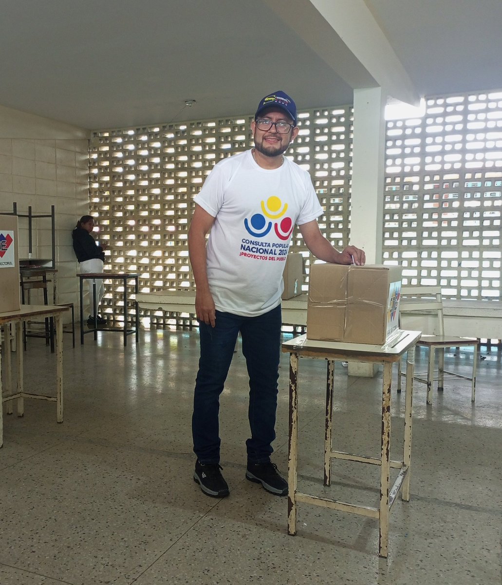 ErikFisico's tweet photo. EJERCICIO SOBERANO DEL DERECHO DEL SUFRAGIO 

ABORDAJE: 21 DE ABRIL DE 2024 

Consulta popular nacional 

COMUNAS PAZ Y VIDA

LA CAROLINA 
BARINAS
Equipo guía en el centro electoral https://t.co/KwIl7SlBKC