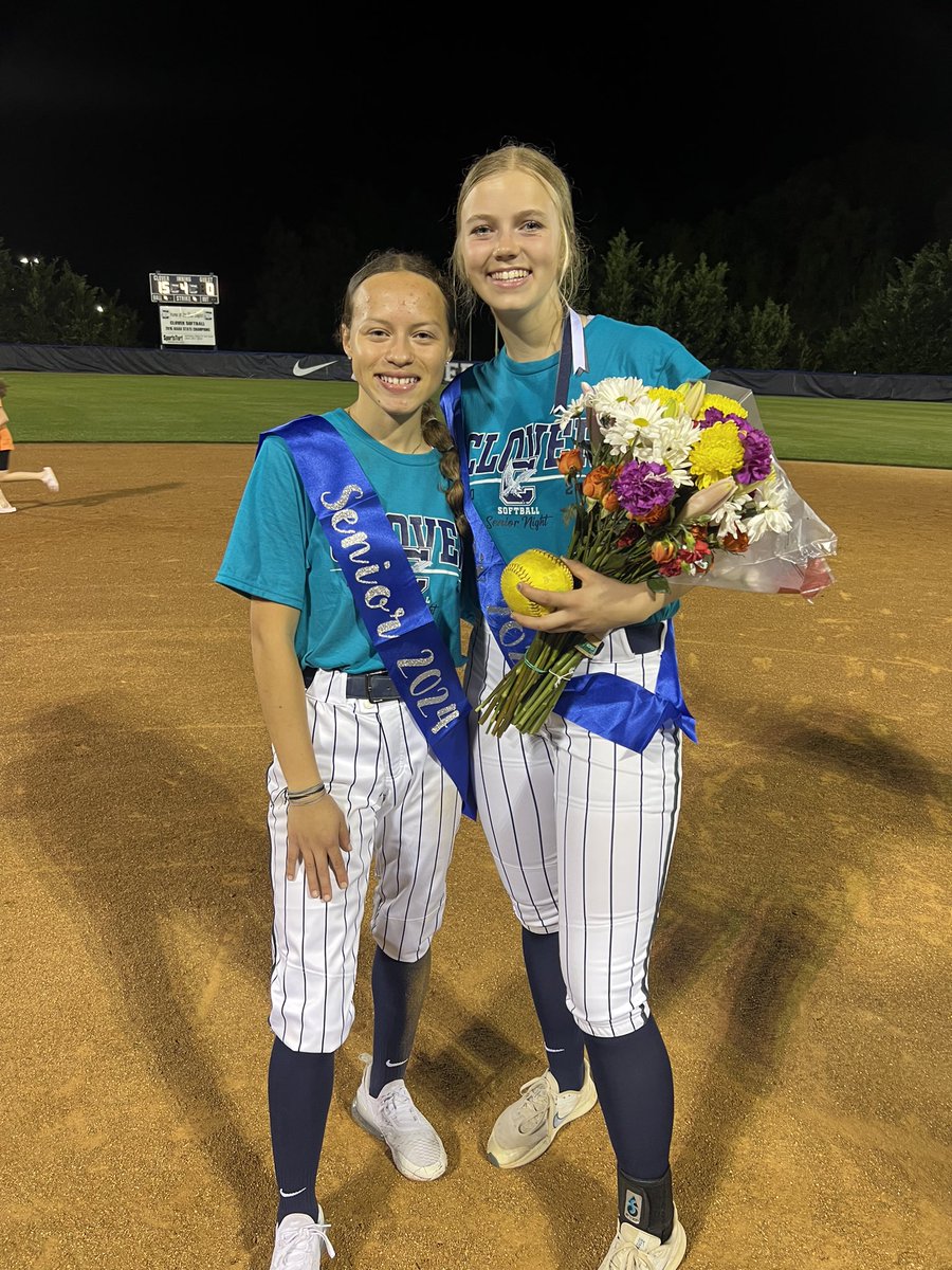 HopeMarshburn24's tweet photo. First home run of the season and senior night last week! 🍀🥎@CloverSoftball @FurmanSoftball @MaddalunaDave @CarEliteNCorg https://t.co/MXbVm21AjI