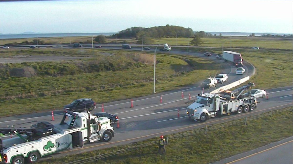 ⚠️REMINDER - #BCHwy99 The southbound left lane is BLOCKED at the #BCHwy91 entrance ramp due to a vehicle incident. Crews on scene. Pass with caution and expect major delays due to congestion. #DeltaBC 

ℹ️For more info:
drivebc.ca/mobile/pub/eve…