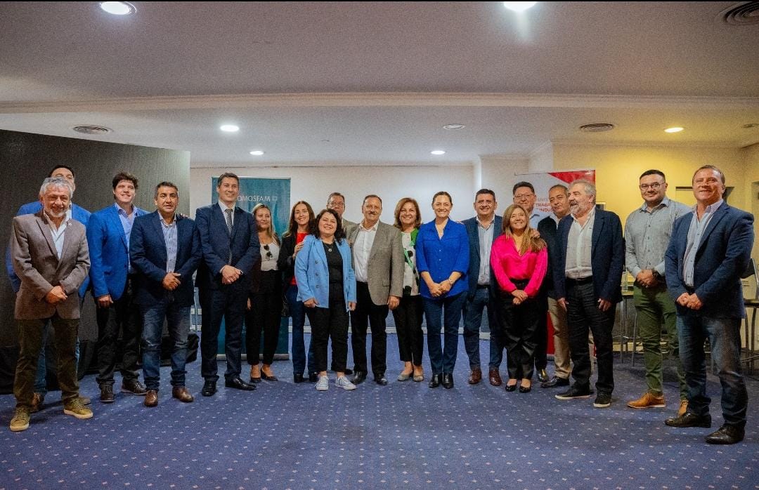 riojavip_'s tweet photo. #TWITTERFIRE 🔥🔥🔥

EL GOBERNADOR @QuintelaRicardo PARTICIPÓ DE LA PRESENTACIÓN DEL "PLAN INTEGRAL METALÚRGICO" https://t.co/b0ka6VDRwW