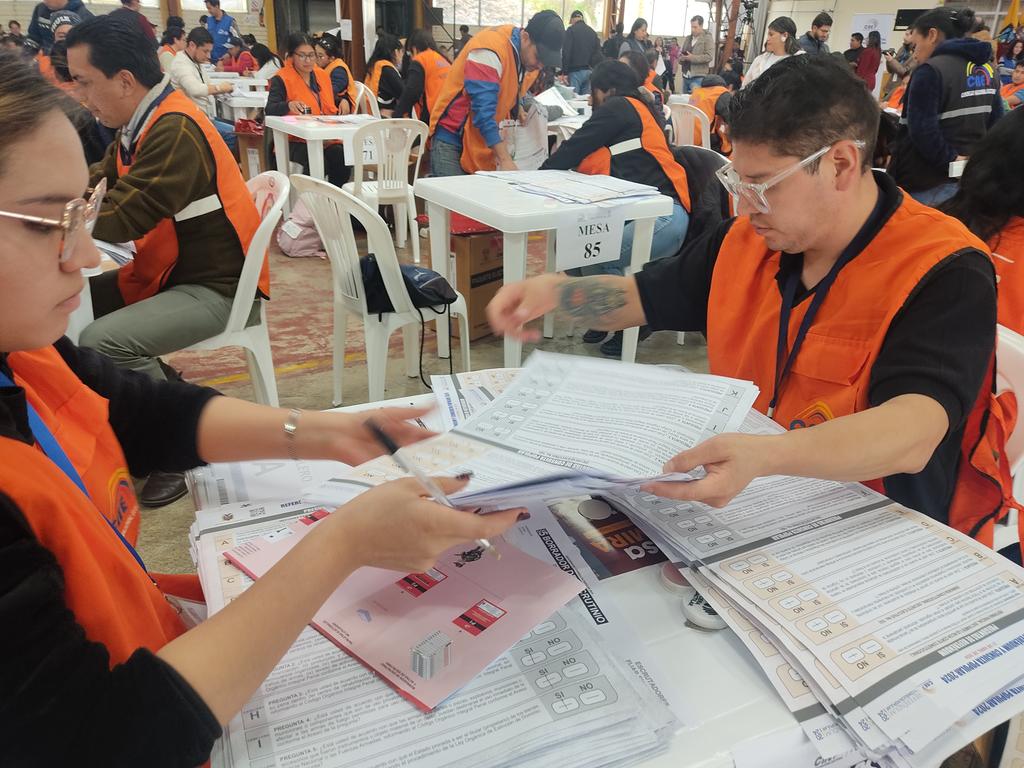 🔉Durante su visita al Centro de Procesamiento Electoral, el consejero @jr_cabreraz agradeció el trabajo, compromiso y esfuerzo del personal que está ejecutando el conteo voto a voto. #ReferéndumYConsulta2024 #GanóLaDemocracia 🇪🇨