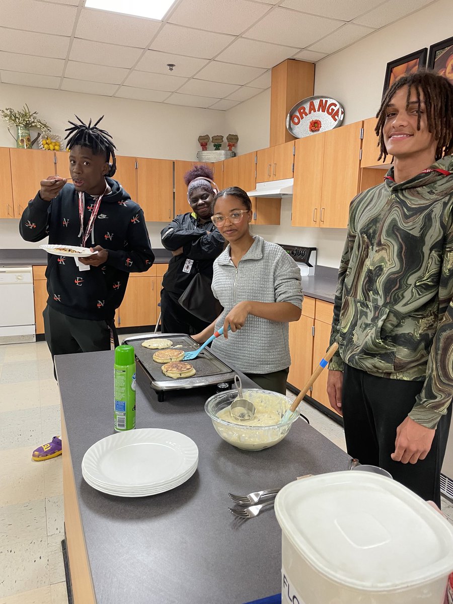 What to do while the seniors are away. Male pancakes 🥞 from scratch. They make my day😀 #Food Science Juniors ⁦@SHS_Mustangs⁩