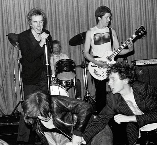 48 years ago today Sex Pistols Johnny Rotten, Paul Cook and Steve Jones play on as their manager Malcolm McLaren fights with an audience member, Nashville Rooms, London, April 23, 1976. Photo by Kate Simon #punk #punks #punkrock #sexpistols #history #punkrockhistory #otd