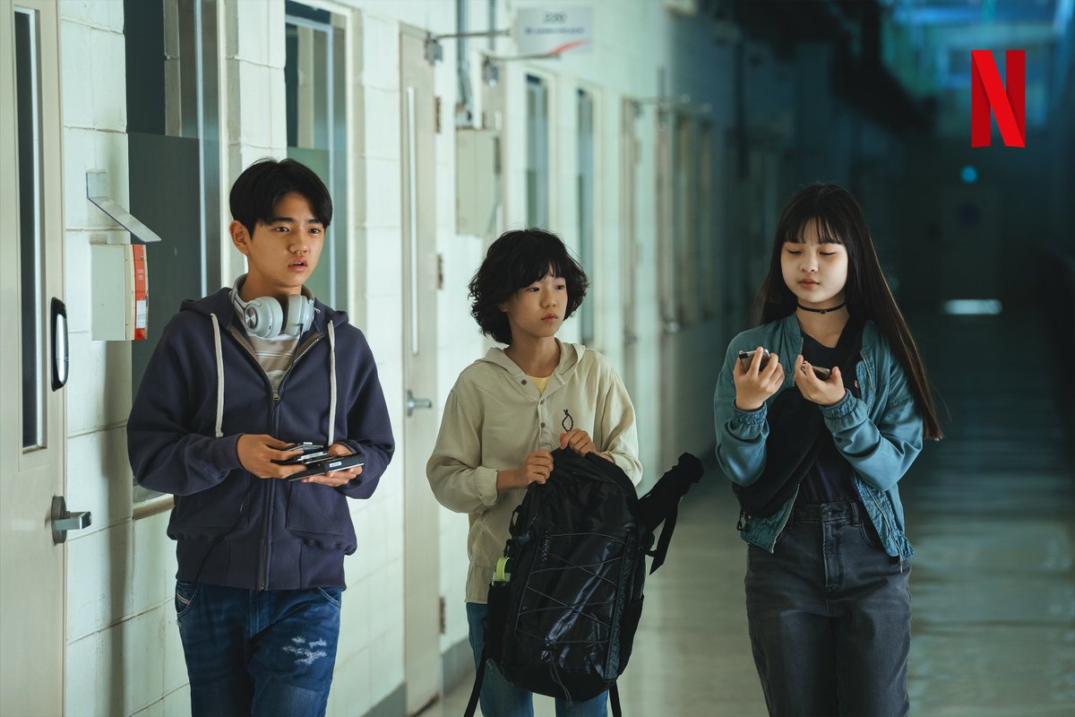 #AhnEunJin #JeonSungWoo and #KimYoonHye new stills from Netflix drama #GoodbyeEarth.

Release on April 26. #YooAhIn #종말의바보 #안은진 #유아인 #전성우 #김윤혜