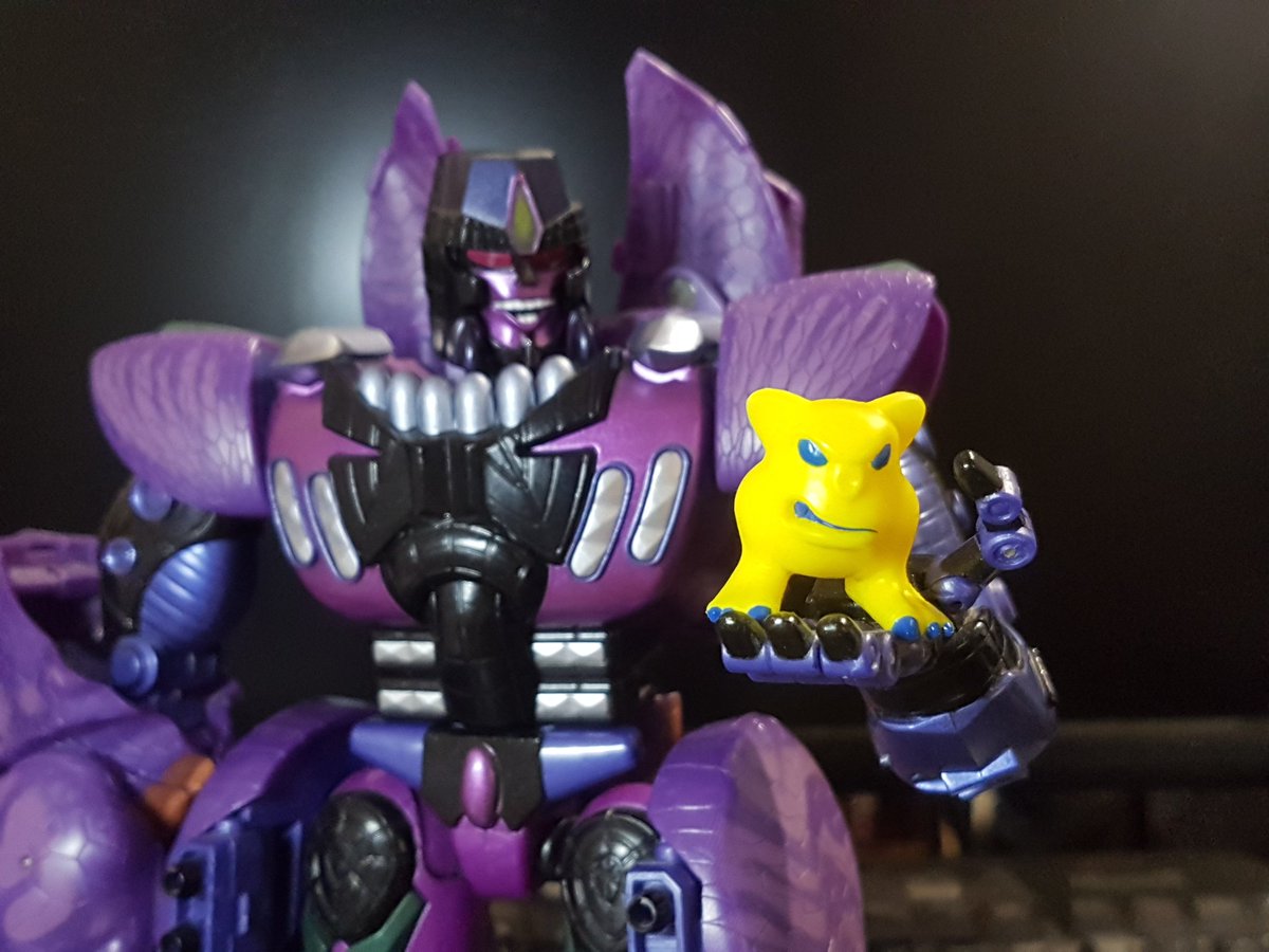 TheLocalBard's tweet photo. It's not a rubber duck, but it's small, yellow, and makes a funny sound when he squeezes it!

Mordle Monday pic!

#MordleMonday #Mordles #RocksAndBugsAndThings #Toyfinity #BeastWars #Beasties #Predacons #Megatron #ToyPhotography @JohnDoctorKent https://t.co/sc7uByhbzn