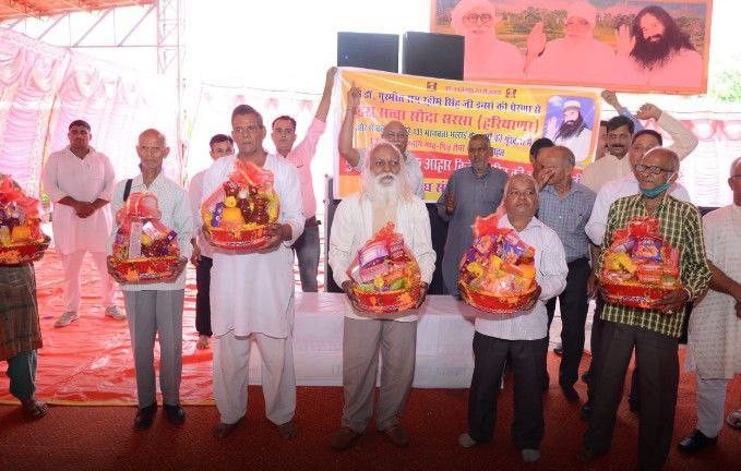 SaintDrMSG launched the 139th Humanitarian Work, under which the followers of #DeraSachaSauda help and honor the needy orphan elders by giving them nutritious food kits. #ElderlyCare