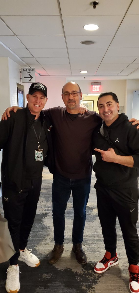 Old school stripes meets new school stripes. Great to see good brothers in stripes in Philly. See you guys again <a href="/chadpattonwwe/">chad patton</a> <a href="/WWE_DaniloA/">Danilo Anfibio</a>