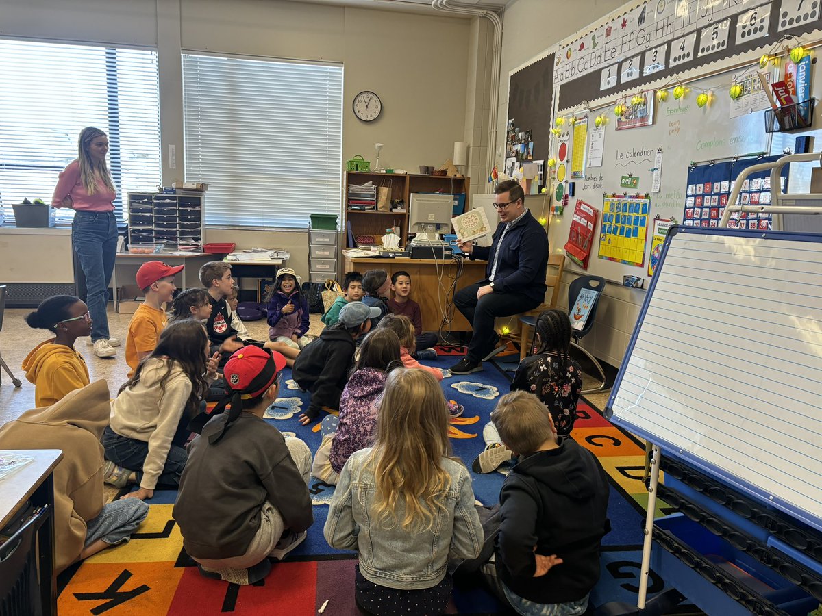 IslandWinkler's tweet photo. We are busy celebrating our 6th annual literacy week @lifeatgeorgejay. Grateful to all of our guest readers who helped kick off our week. @sd61schools https://t.co/Sy9AMrAziu