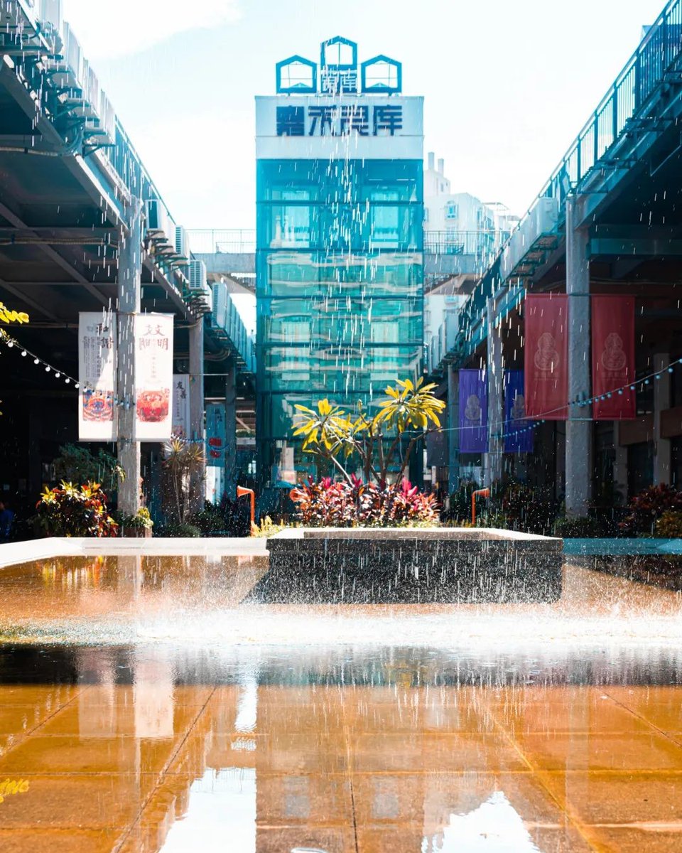 Jiahe Liangku Cultural and Creative Industrial Park used to be an old grain warehouse in Xiamen, but now it’s a happening spot gathered with cool workshops, artsy crafts, coffee joints, and craft beer. Come check it out and explore! #VisitXiamen #SassyXiamen