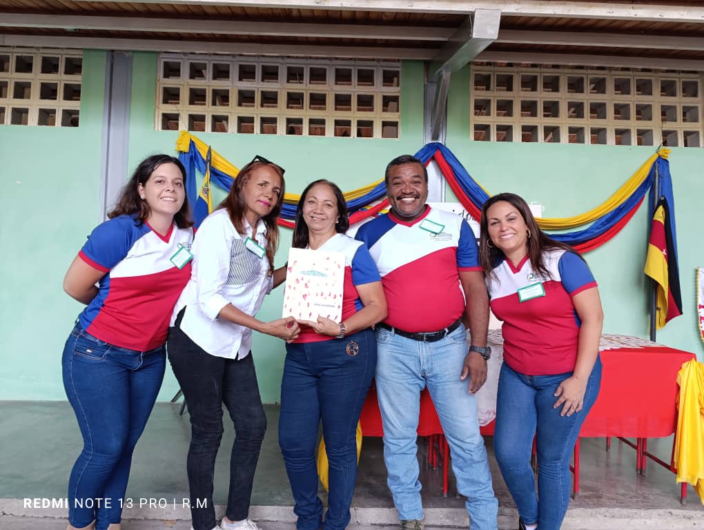 cdcepazcastillo's tweet photo. Entrega de Credenciales a Directores y Directoras de las Instituciones Nacionales por parte del CDCE Paz Castillo
@NicolasMaduro @_LaAvanzadora @MPPEDUCACION @rosabecerra3 @ZYSEGMIRANDA @HectoRodriguez @MirandaGob https://t.co/KxKYKW1U4M