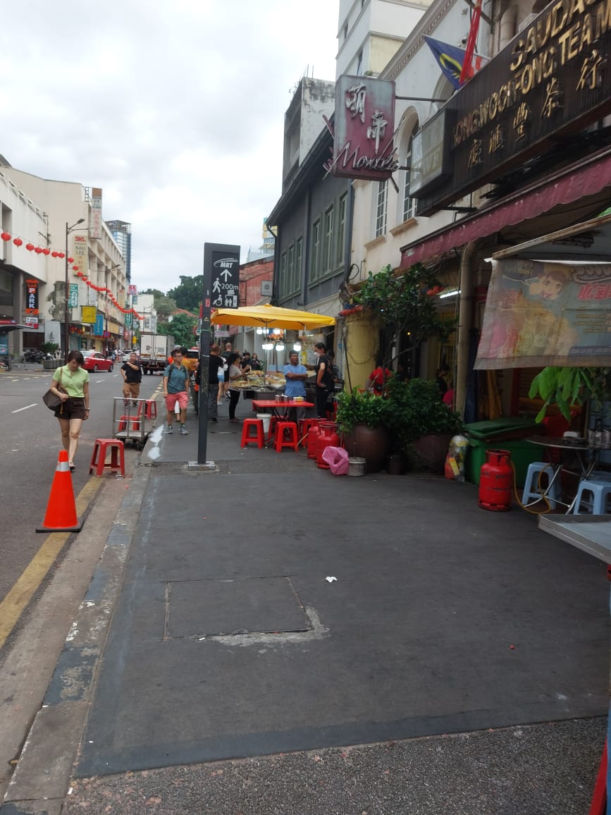 update11111's tweet photo. Untungnya peniaga kat Jalan Sultan, Petaling Street. Sidewalk dibina dgn duit cukai tapi diguna utk berniaga tanpa permit. Siap boleh goreng dan letak kerusi meja. Kalau penjalan kaki kena minyak panas mcm mana? Kesian orang awam dipaksa jalan atas jalan raya sibuk
#DBKL https://t.co/ZzNw1xYidS