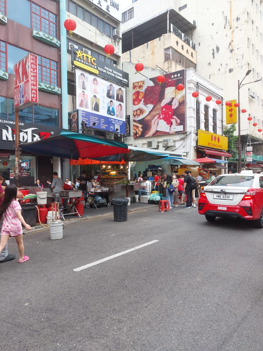 update11111's tweet photo. Untungnya peniaga kat Jalan Sultan, Petaling Street. Sidewalk dibina dgn duit cukai tapi diguna utk berniaga tanpa permit. Siap boleh goreng dan letak kerusi meja. Kalau penjalan kaki kena minyak panas mcm mana? Kesian orang awam dipaksa jalan atas jalan raya sibuk
#DBKL https://t.co/ZzNw1xYidS