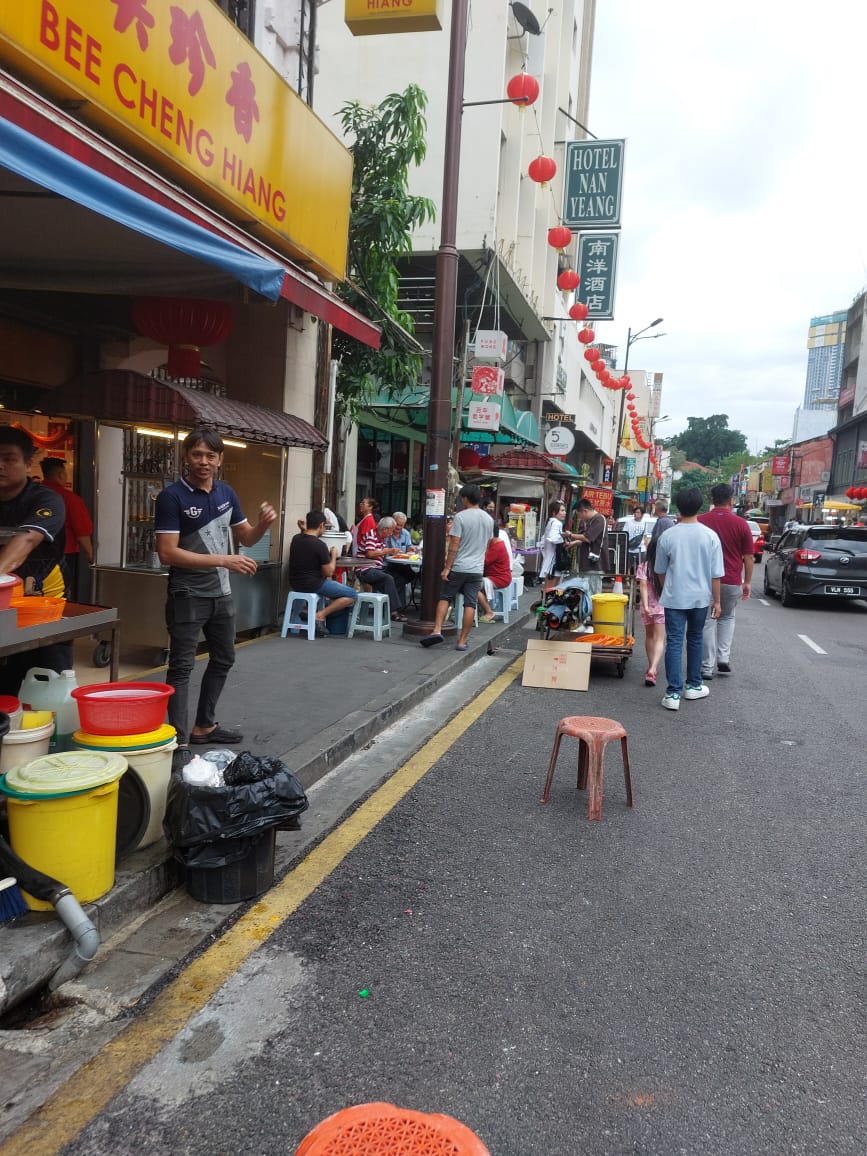 update11111's tweet photo. Untungnya peniaga kat Jalan Sultan, Petaling Street. Sidewalk dibina dgn duit cukai tapi diguna utk berniaga tanpa permit. Siap boleh goreng dan letak kerusi meja. Kalau penjalan kaki kena minyak panas mcm mana? Kesian orang awam dipaksa jalan atas jalan raya sibuk
#DBKL https://t.co/ZzNw1xYidS